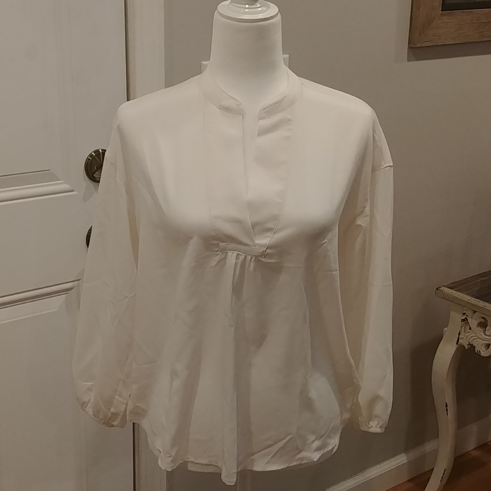 💗CLOSET CLOSE OUT💗
NWT Banana Republic Blouse
Size XSmall